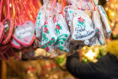 Alman Noel pazarında gingerbread kalpler. Berlin. Gelenek