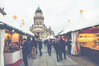Berlin, Almanya - Aralık 06,2017: Noel pazarı, Deutscher 