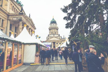Berlin, Almanya - Aralık 06,2017: Noel pazarı, Deutscher 