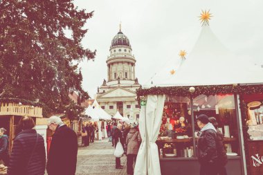 Berlin, Almanya - Aralık 06,2017: Noel pazarı, Deutscher 