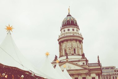 Berlin, Almanya - Aralık 06,2017: Noel pazarı, Deutscher 