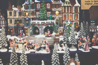 Noel süslemeleri piyasada, Berlin, Almanya.