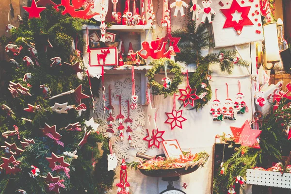 Рождественские украшения на рынке в Берлине, Германия . — стоковое фото