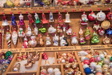 Noel süslemeleri piyasada, Berlin, Almanya.