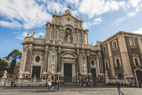 CATANIA, ITALY - NOVEMBER 28, 2017: Piazza del Duomo in Catania — Stock Photo, Image