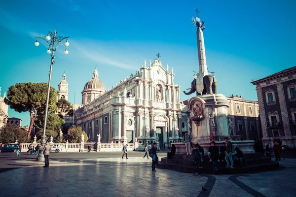 CATANIA, ITALY - NOVEMBER 28, 2017: Piazza del Duomo in Catania — ストック写真