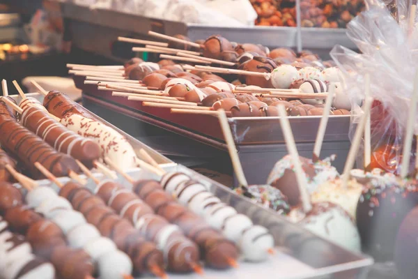 Рождественский рынок причудливый выбор вкусной еды. Так много конфет. — стоковое фото