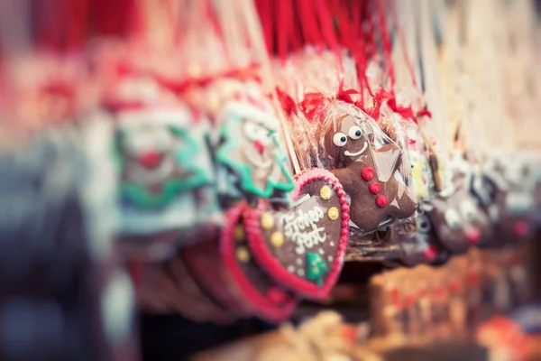 Пряничные сердечки на Немецком Рождественском рынке. Берлин, Мюнхен. T — стоковое фото
