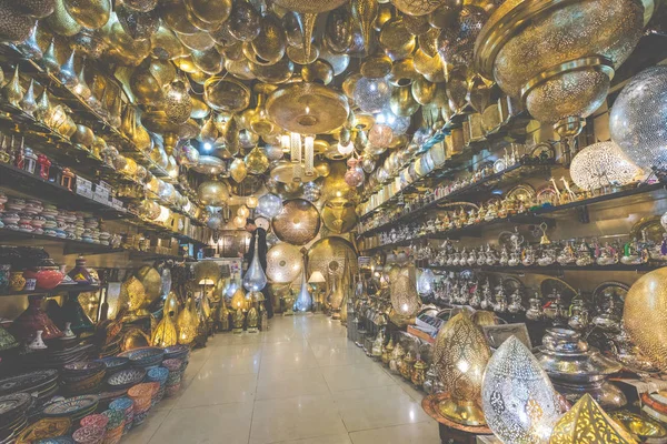 Auswahl traditioneller Lampen an einem Marktstand im Souk — Stockfoto