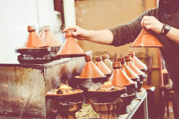 Koken van traditionele Marokkaanse schotel, vlees en groente in keramiek — Stockfoto