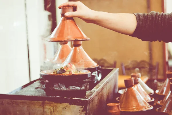 Приготування традиційні марокканські страви, м'яса та овочів із керамічні — стокове фото