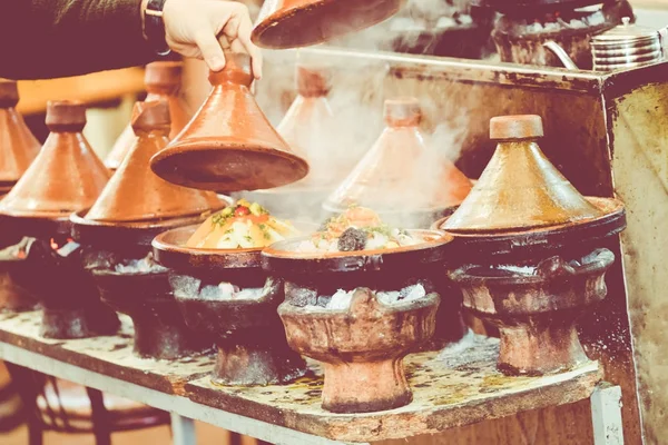 Kochen traditionelles marokkanisches Gericht, Fleisch und Gemüse in Keramik — Stockfoto