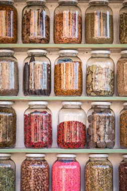 Cam Kavanoz herbalist dükkanı bir tradi tarihinde raflardaki ürün yelpazesine