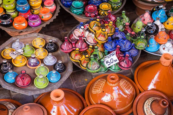 Udvælgelse af meget farverige marokkanske tajiner. Traditionel ret, m - Stock-foto