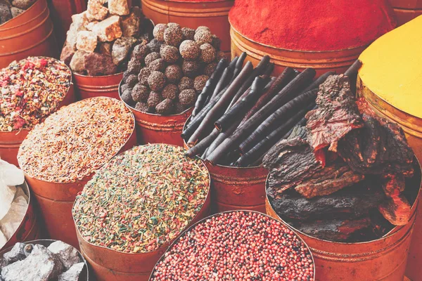 Urval av kryddor på en traditionell marockansk marknad (souk) i M — Stockfoto