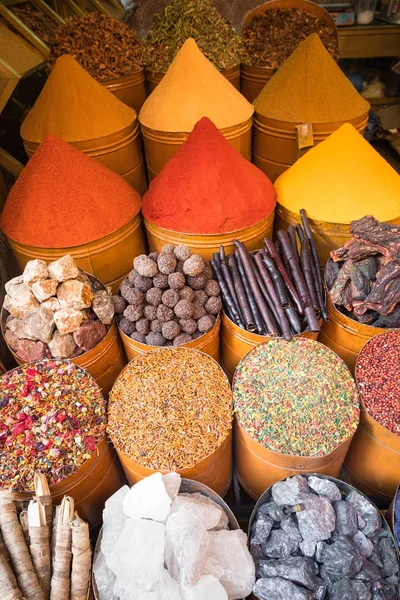Kijelölés a fűszerek a hagyományos marokkói piac (souk) M — Stock Fotó