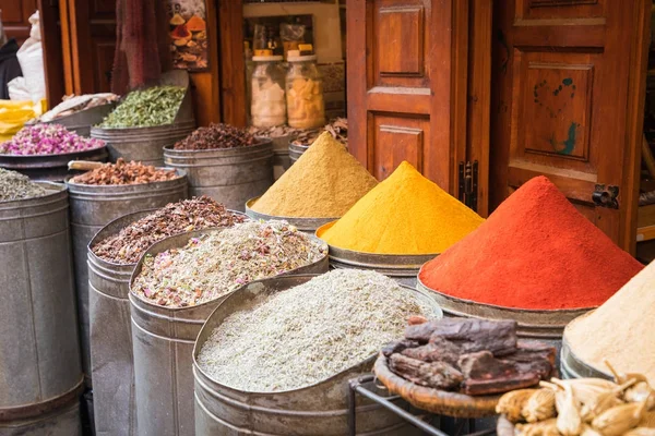 Seleção de especiarias em um mercado tradicional marroquino (souk) em M — Fotografia de Stock