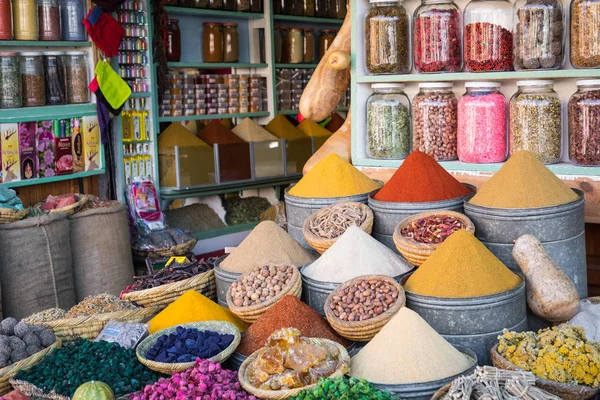 Selezione di spezie su un mercato tradizionale marocchino (souk) in M — Foto Stock