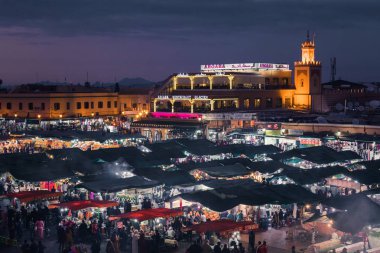 Marakeş, Fas - 17 Aralık 2017: Jamaa el Fna market Öf