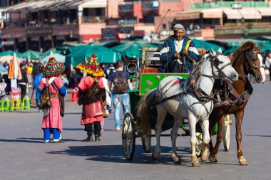 Marakeş, Fas - 17 Aralık 2017: Renkli su taşıyıcısı