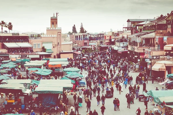 MARRAKESH, MOROCCO - DEZEMBRO 17, 2017: Jamaa el Fna market squa — Fotografia de Stock