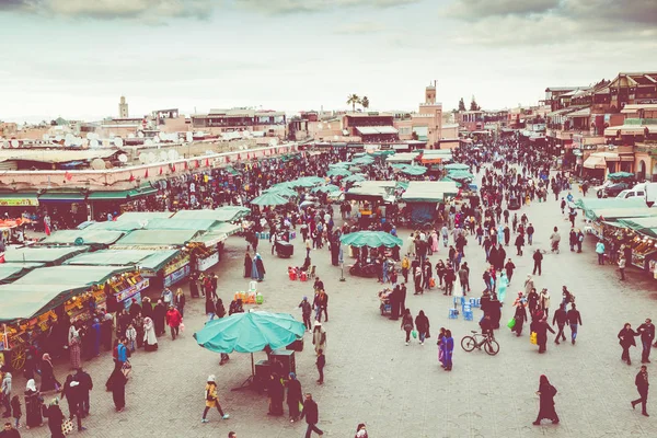 Marrákeš, Maroko - 17 prosince 2017: Jamaa el Fna trhu čtve — Stock fotografie
