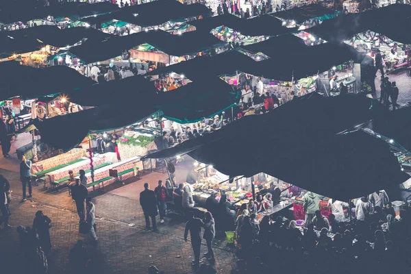 MARRAKESH, MARRUECOS - 17 DE DICIEMBRE DE 2017: Jamaa el Fna market squa —  Fotos de Stock