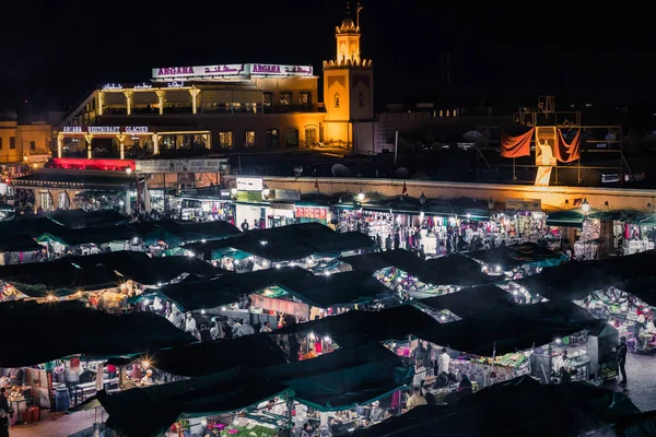 MARRAKESH, MOROCCO - DEZEMBRO 17, 2017: Jamaa el Fna market squa — Fotografia de Stock