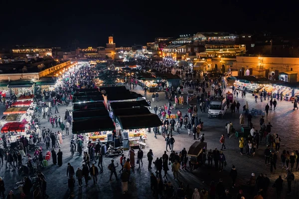 MARRAKESH, MOROCCO - DEZEMBRO 17, 2017: Jamaa el Fna market squa — Fotografia de Stock