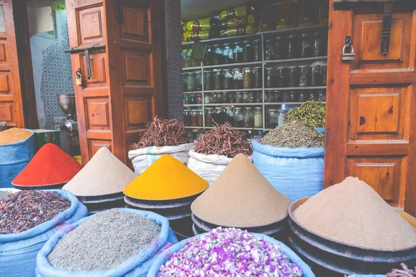 Wybór przypraw na tradycyjnym rynku marokańskiego (suk) w M — Zdjęcie stockowe