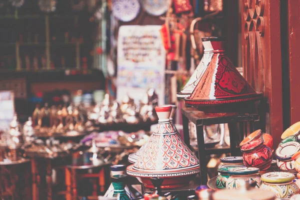 Souvenirs de artesanía zoco marroquí en medina, Essaouira, Marruecos —  Fotos de Stock