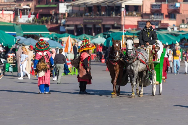 MARRAKESH, MOROCCO - DEZEMBRO 17, 2017: Colorido portador de água em — Fotografia de Stock