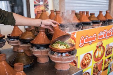 Et ve v Fas - tajin geleneksel yemek yiyecek hazırlama