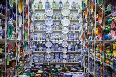 El işi, geleneksel Arapça Mor renkli bir şekilde dekore edilmiş levha