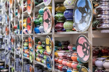 El işi, geleneksel Arapça Mor renkli bir şekilde dekore edilmiş levha