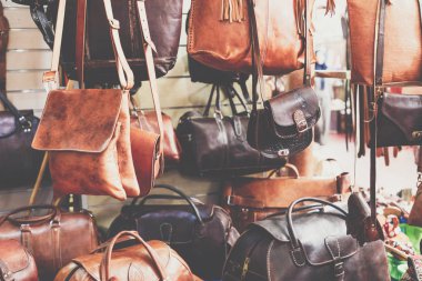 Essaouira, Fas pazarda kadın deri çantaları