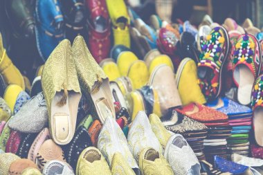 Renkli Fas ayakkabı uyum içinde bir dükkan. Oriental ayakkabı bir