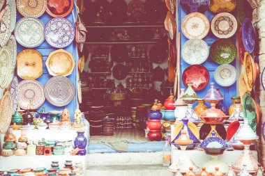 Marocco Çarşısı kil levha, tajines ve tencere yapılmış.