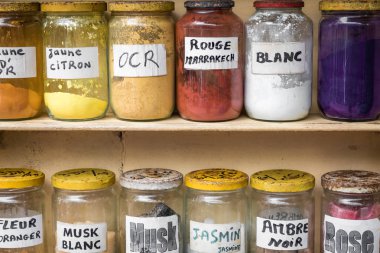 Cam Kavanoz herbalist dükkanı bir tradi tarihinde raflardaki ürün yelpazesine