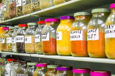 Cam Kavanoz herbalist dükkanı bir tradi tarihinde raflardaki ürün yelpazesine