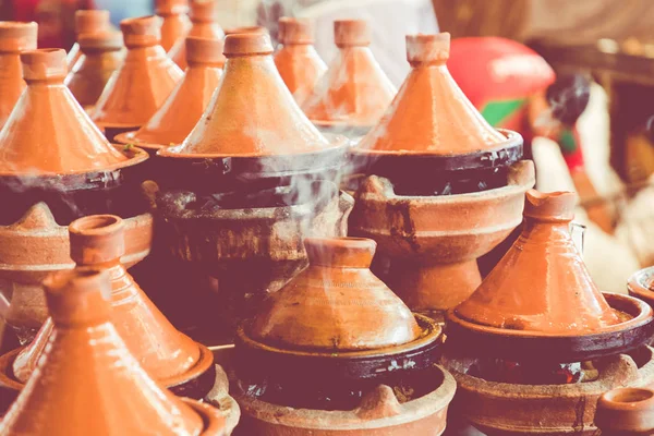 Tilberedning af fødevarer i tajin traditionel skål i Marokko - kød og v - Stock-foto