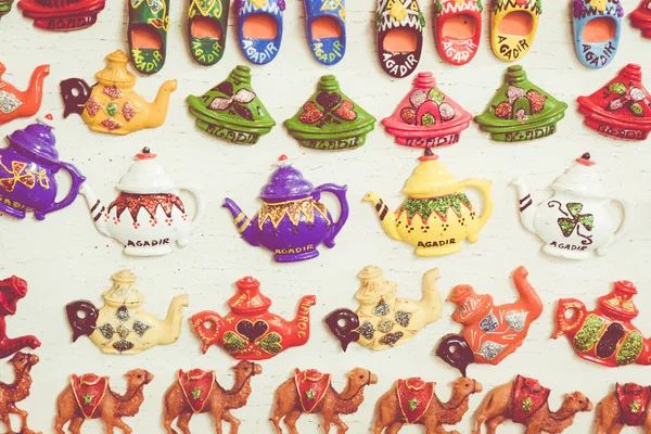 Ímãs de geladeira de lembrança para venda representando Marrocos . — Fotografia de Stock