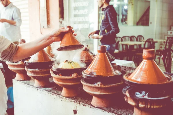 Preparación de alimentos en tajin plato tradicional en Marruecos - carne y v — Foto de Stock