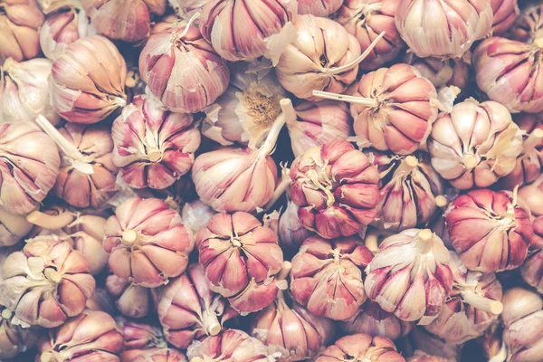 Fresh garlics in a market — Stock Photo, Image