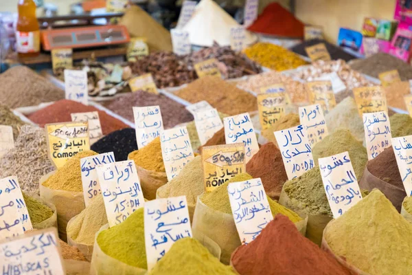 M에서 전통적인 모로코 시장 (souk)에 향미료의 선택 — 스톡 사진