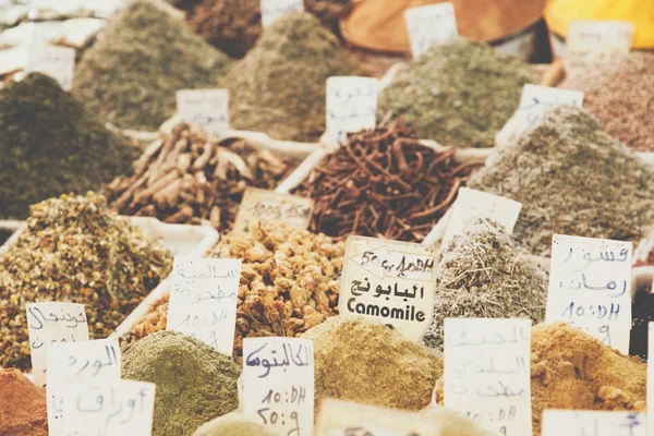 Selección de especias en un mercado tradicional marroquí (zoco) en M — Foto de Stock