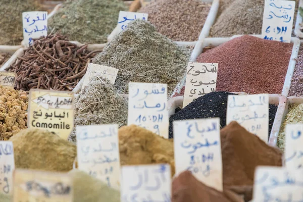 Wybór przypraw na tradycyjnym rynku marokańskiego (suk) w M — Zdjęcie stockowe