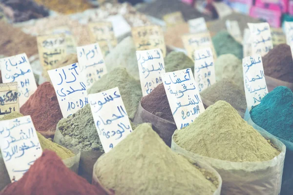 Sélection d'épices sur un marché marocain traditionnel (souk) en M — Photo