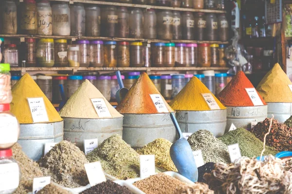 Seleção de especiarias em um mercado tradicional marroquino (souk) em M — Fotografia de Stock