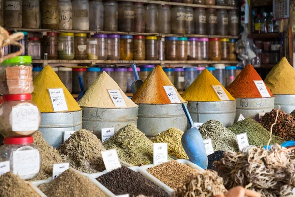 Selection of spices on a traditional Moroccan market (souk) in M — Stock Photo, Image